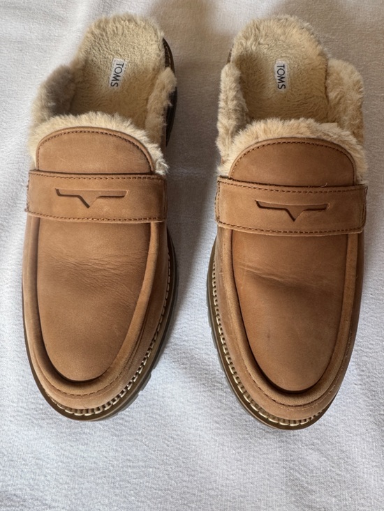 Toms Shoes - TOMS Cara Tan Leather Faux Fur Lined Penny Loafer Mule Lug Sole Shoes Size 8.5
